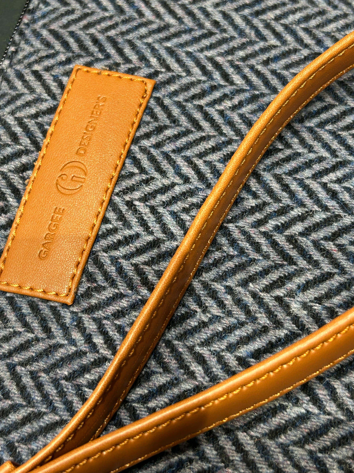 The Navy Herringbone Gentleman's Pouch Gargee